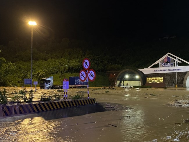 THỜI SỰ 18H CHIỀU 15/10/2022: Hàng chục nghìn hộ dân tại cáctỉnh, thành phố khu vực Miền Trung bị ảnh hưởng nghiêm trọng sau trận mưa lũ lớn chưa từng có đêm qua.